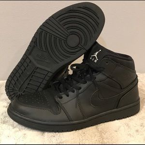 Jordan 1 Triple Black